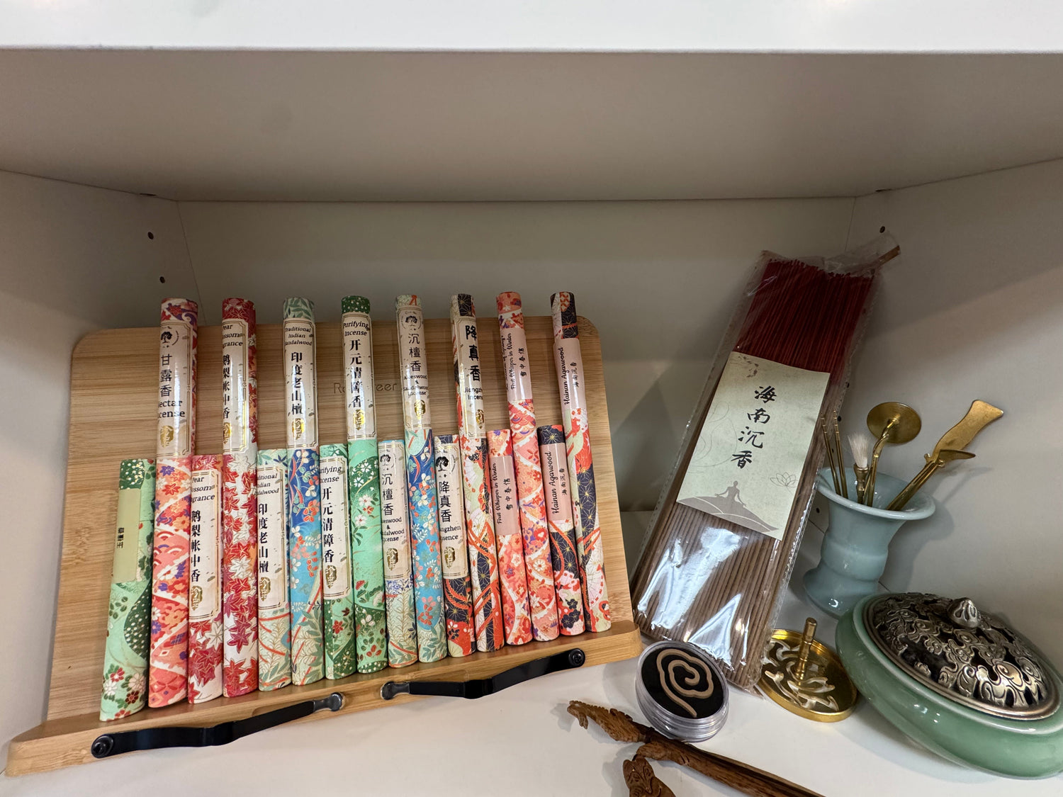 Incense for meditation — Chinese agarwood and sandalwood sticks for mindful rituals
