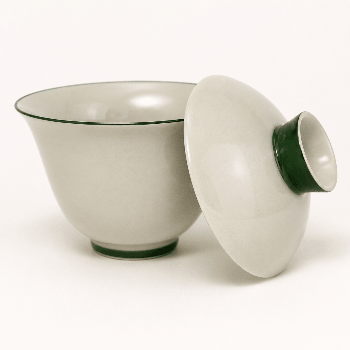 Ceramic Chinese gaiwan tea vessel